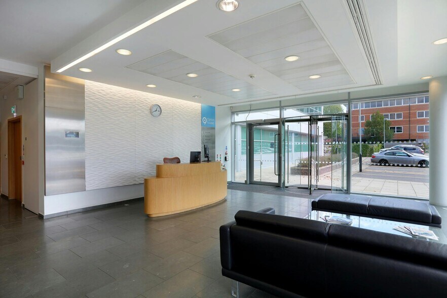 Concorde Rd, Maidenhead to rent - Building Photo - Image 2 of 5