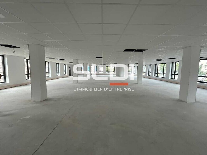 Boulevard Ambroise Croizat, Vénissieux to rent - Building Photo - Image 3 of 12