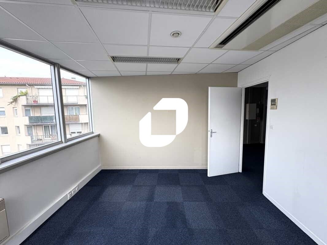 Office in Lyon for sale Interior Photo- Image 1 of 12