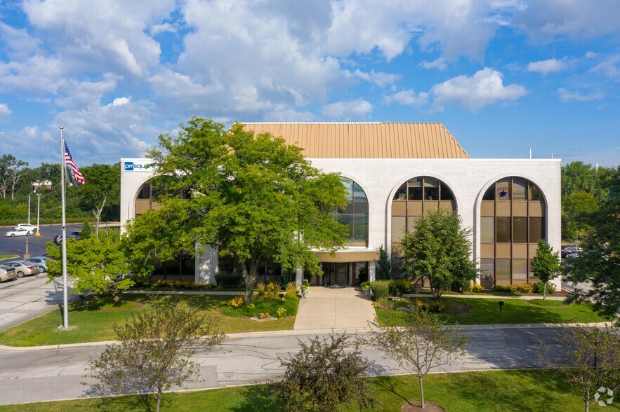 2100 Clearwater Dr, Oak Brook, IL for rent - Building Photo - Image 2 of 10