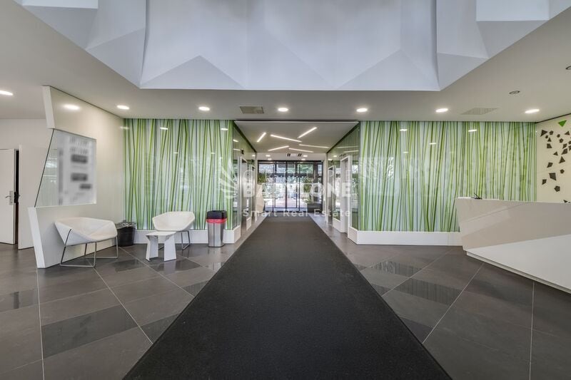Office in Issy-les-Moulineaux to rent - Lobby - Image 3 of 20