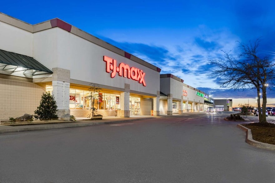 18-24 E 33rd St, Edmond, OK to rent - Building Photo - Image 3 of 12