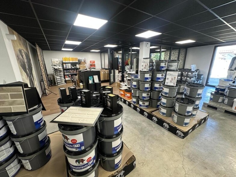 Retail in Craponne to rent - Interior Photo - Image 3 of 6