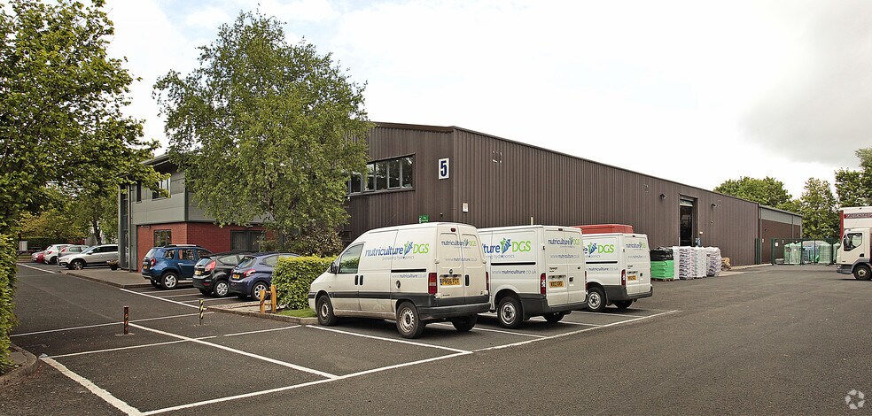 3-5 Paddock Rd, Skelmersdale to rent - Primary Photo - Image 1 of 15