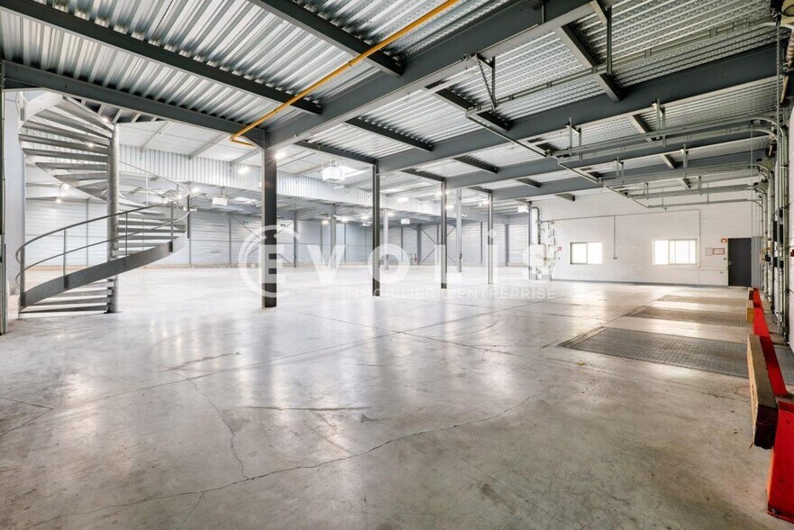 Light Industrial in Villeparisis to rent - Interior Photo - Image 3 of 6