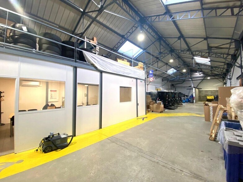 Light Industrial in Vénissieux to rent - Building Photo - Image 3 of 10
