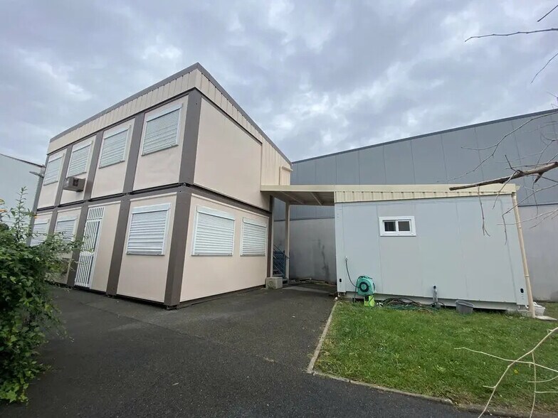 Office in Pantin to rent - Building Photo - Image 2 of 5