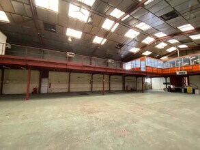 Light Industrial in Andilly to rent Interior Photo- Image 2 of 13