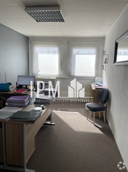 Office in Aix-en-Provence for sale - Interior Photo - Image 2 of 5