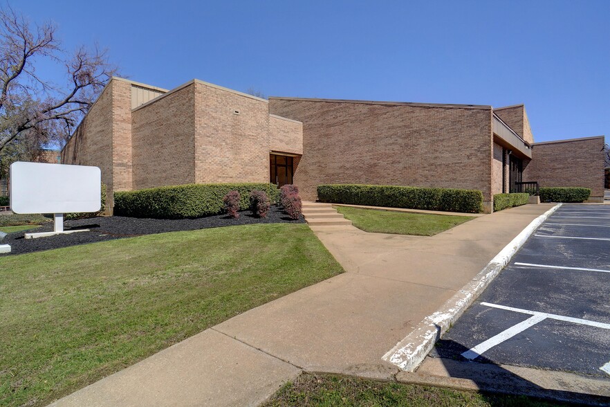 425 Westpark Way, Euless, TX for rent - Building Photo - Image 1 of 15