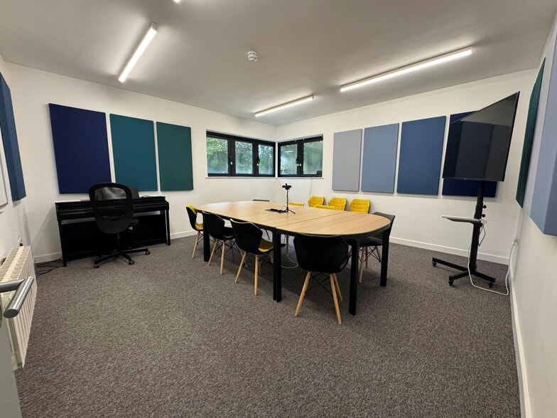 Bassett Av, Southampton to rent - Building Photo - Image 2 of 10