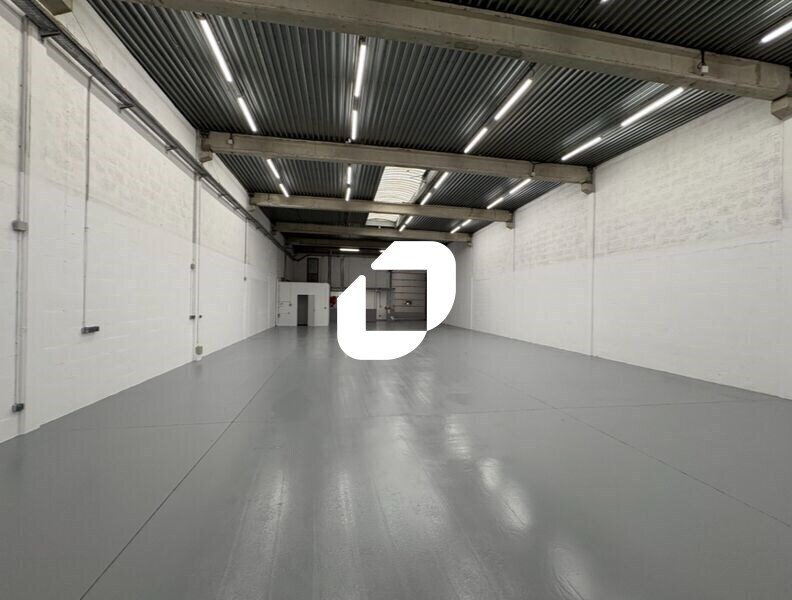 Light Industrial in Éragny to rent Interior Photo- Image 1 of 23