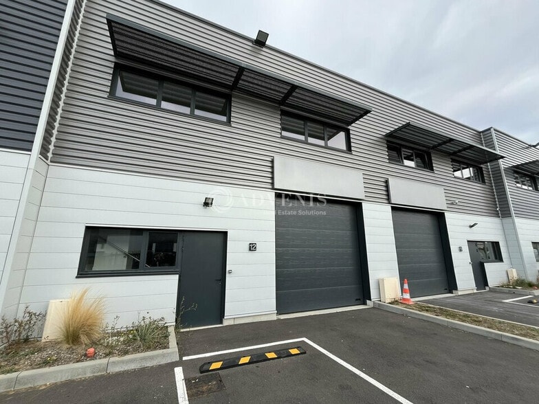 Light Industrial in Lieusaint to rent - Building Photo - Image 1 of 12