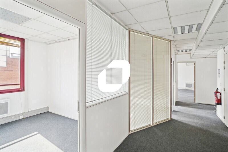 Office in Montigny-le-Bretonneux to rent - Interior Photo - Image 3 of 12