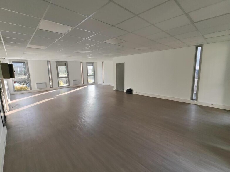 8 Rue Des Frères Caudron, Vélizy-Villacoublay for sale - Building Photo - Image 3 of 8