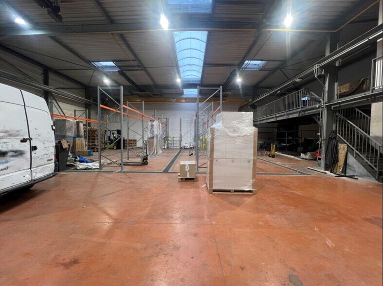 Light Industrial in Bron to rent - Interior Photo - Image 3 of 8