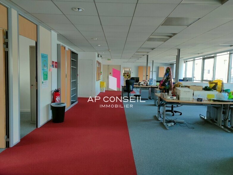 Office in Montigny-le-Bretonneux to rent - Interior Photo - Image 3 of 5