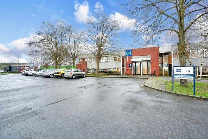 Light Industrial in Saint-Thibault-des-Vignes to rent - Building Photo - Image 1 of 12