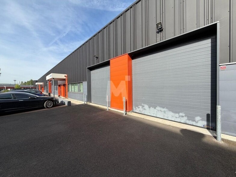 Light Industrial in Palaiseau to rent - Building Photo - Image 1 of 12