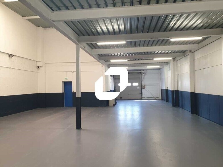 Light Industrial in Orly to rent - Interior Photo - Image 1 of 16