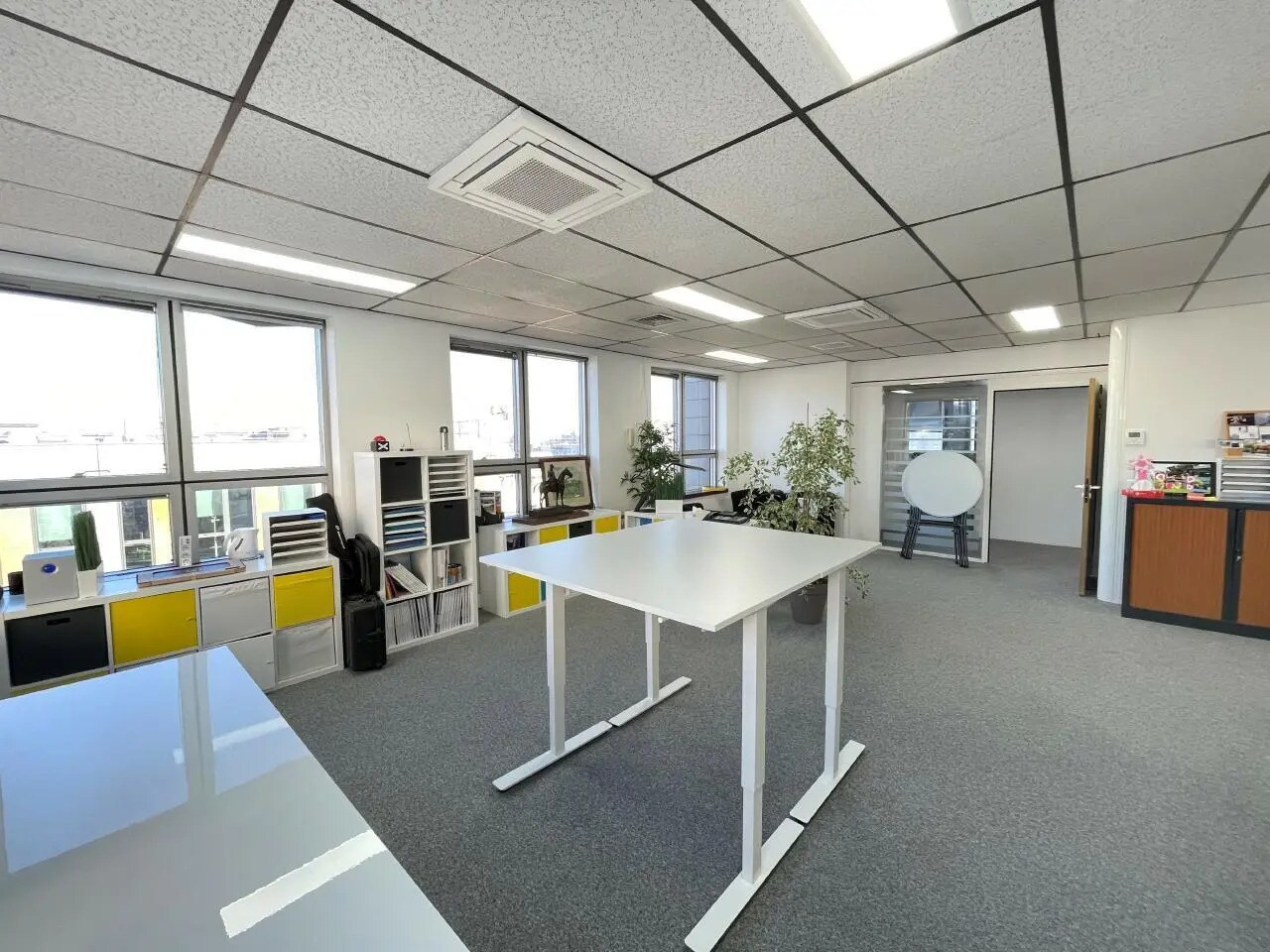 Office in Montreuil for sale Interior Photo- Image 1 of 13