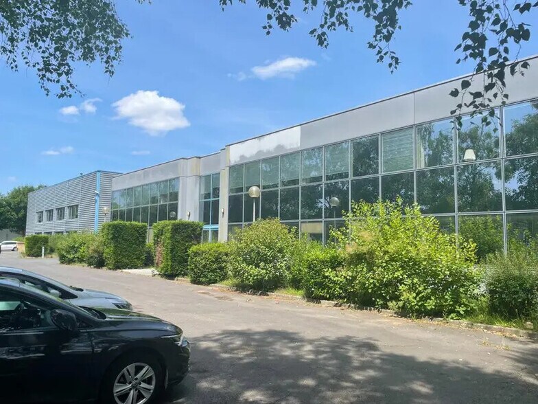 Light Industrial in Tremblay-en-France to rent - Building Photo - Image 1 of 11