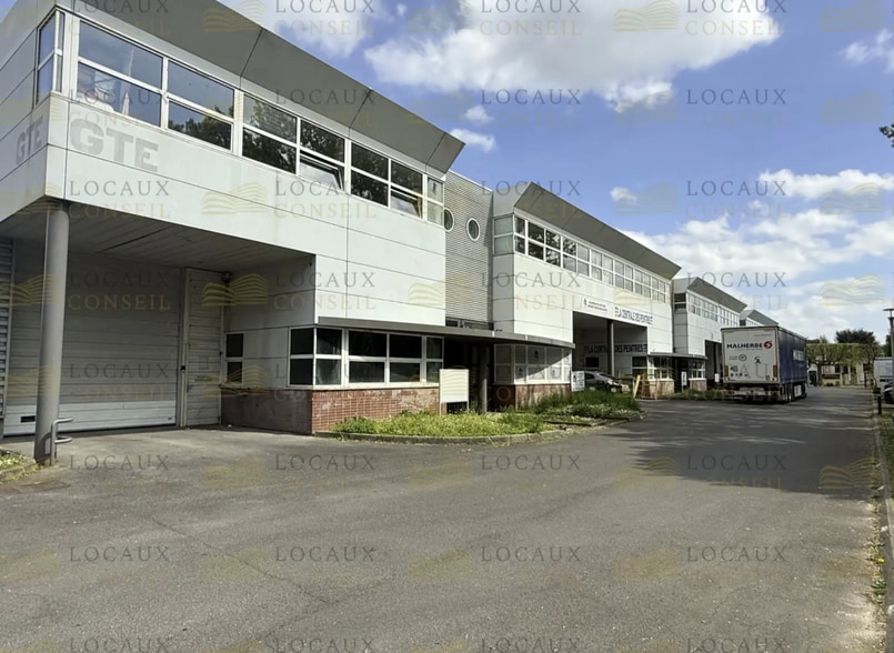 Light Industrial in Bondy to rent - Building Photo - Image 2 of 5