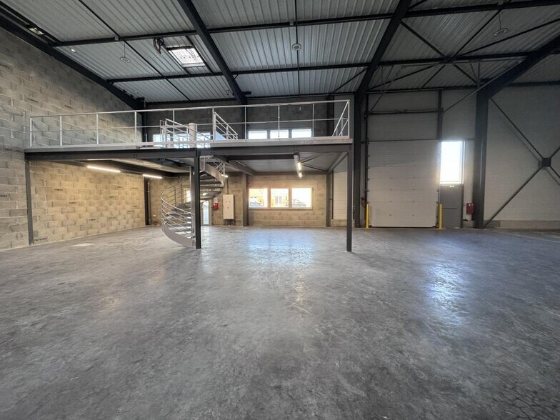 Light Industrial in Saint-Priest to rent - Interior Photo - Image 3 of 5