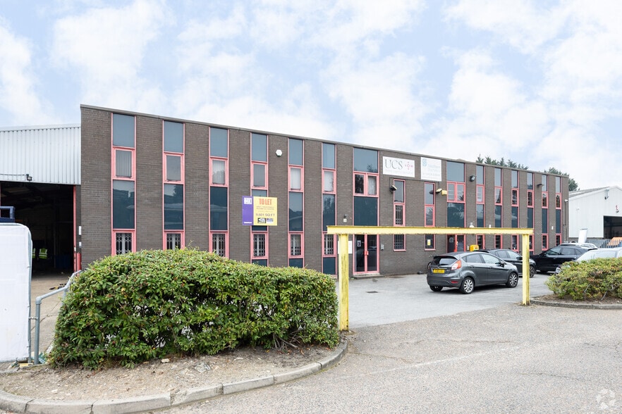 Downmill Rd, Bracknell to rent - Building Photo - Image 2 of 2