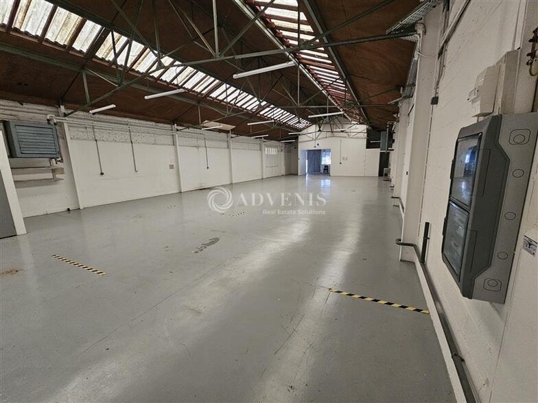 Light Industrial in Villeneuve-Saint-Georges to rent - Interior Photo - Image 2 of 6