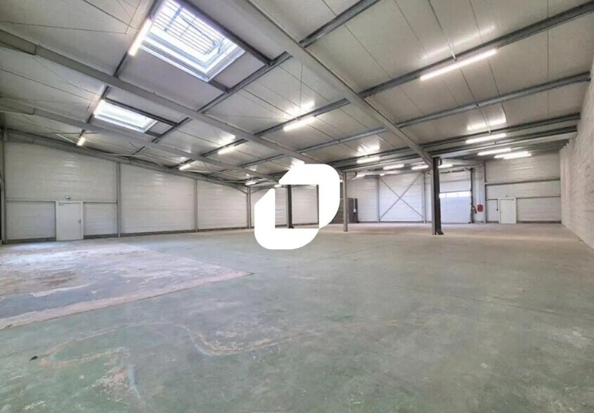 Light Industrial in Saint-Herblain to rent - Interior Photo - Image 1 of 9