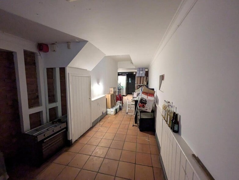 176 High St, Guildford to rent - Building Photo - Image 3 of 4