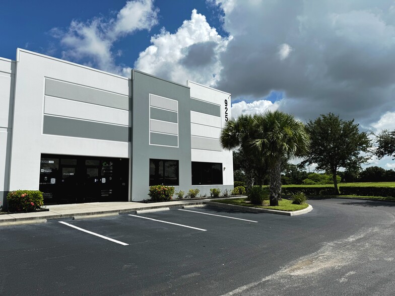 925 E Industrial Cir, Cape Coral, FL for rent - Building Photo - Image 1 of 2