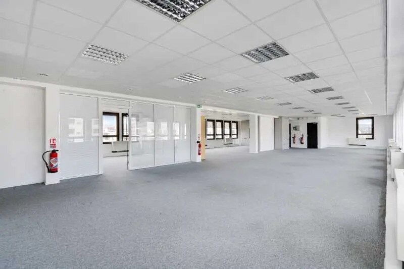 Office in Clichy to rent - Building Photo - Image 2 of 9