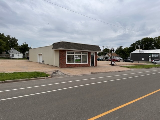 645 N Santa Fe Ave, Salina, KS for rent - Building Photo - Image 3 of 4