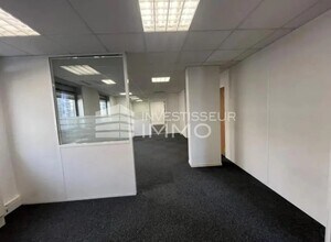 Office in Noisy-le-Grand to rent Interior Photo- Image 1 of 2