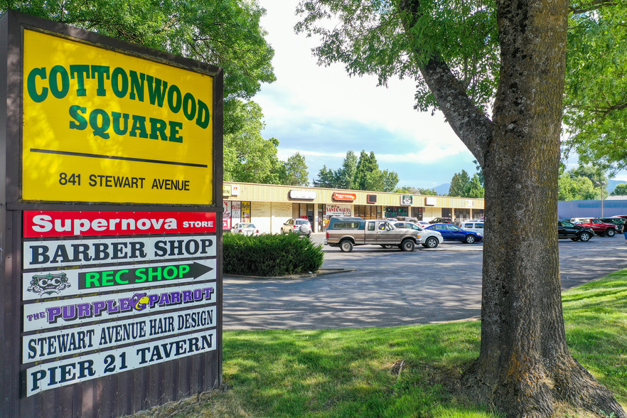 841 W Stewart Ave, Medford, OR for sale - Building Photo - Image 1 of 1