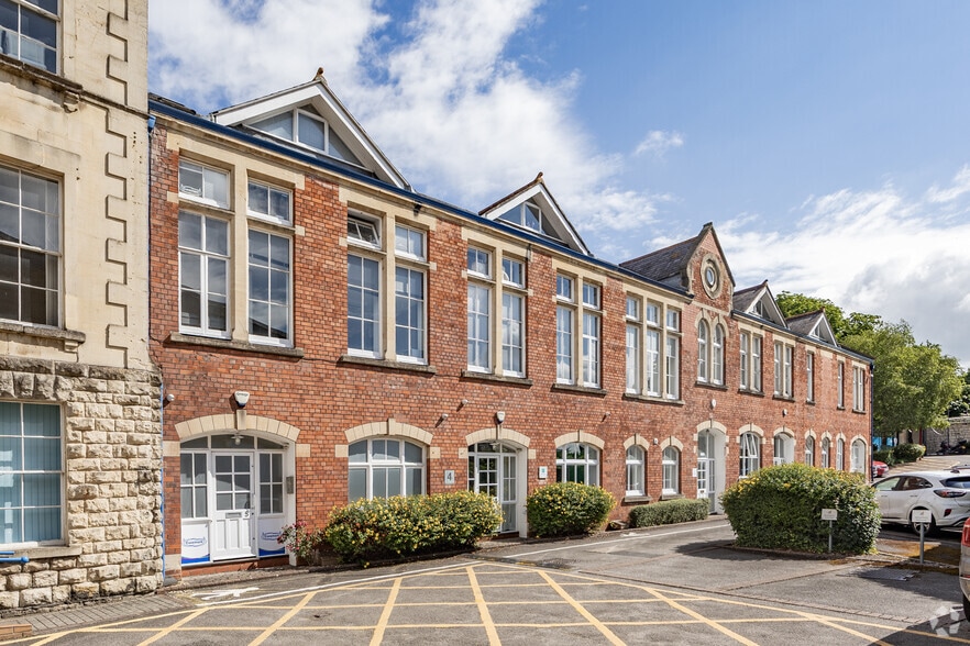Upper Bristol Rd, Bath to rent - Primary Photo - Image 1 of 11