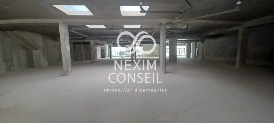 Retail in Bezons to rent - Interior Photo - Image 3 of 3