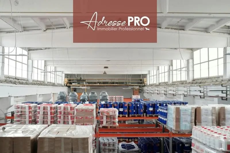 Location Commerce 1 200 m² - Photo 1