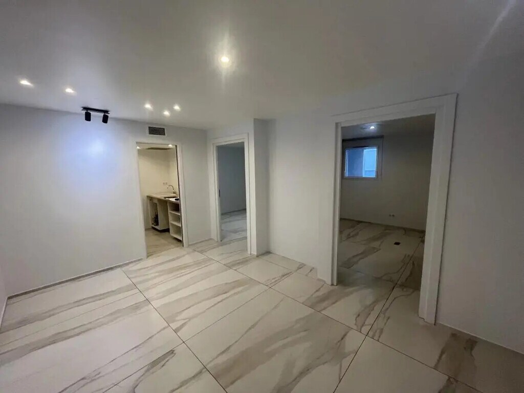 Location Bureaux 66 m² - Photo 1