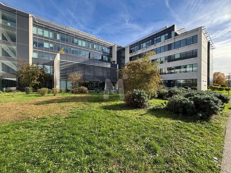 Office in Rungis to rent Building Photo- Image 1 of 12