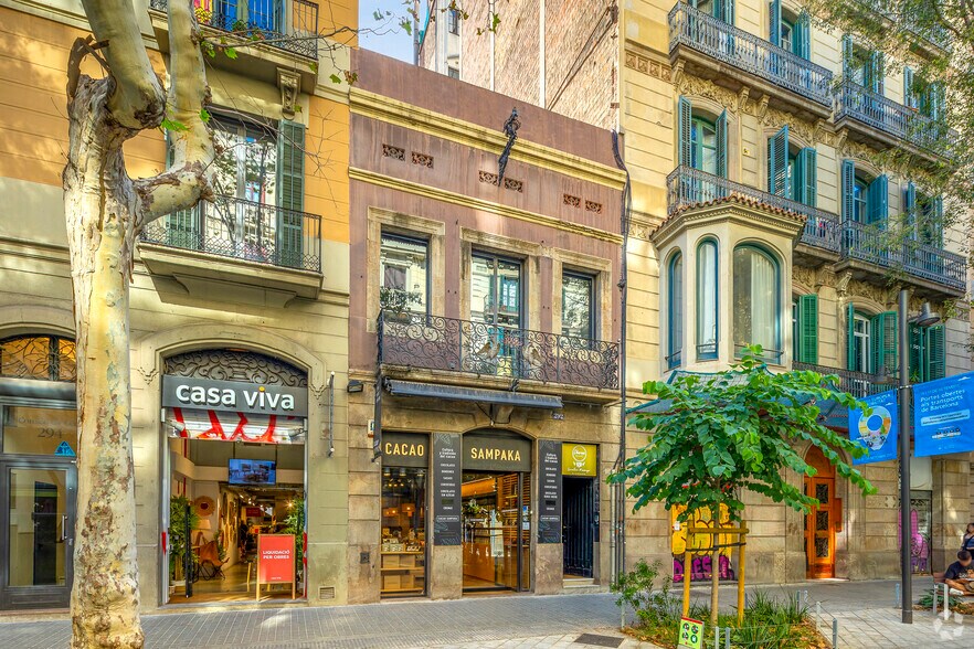 Retail in Barcelona, Barcelona to rent - Building Photo - Image 2 of 2