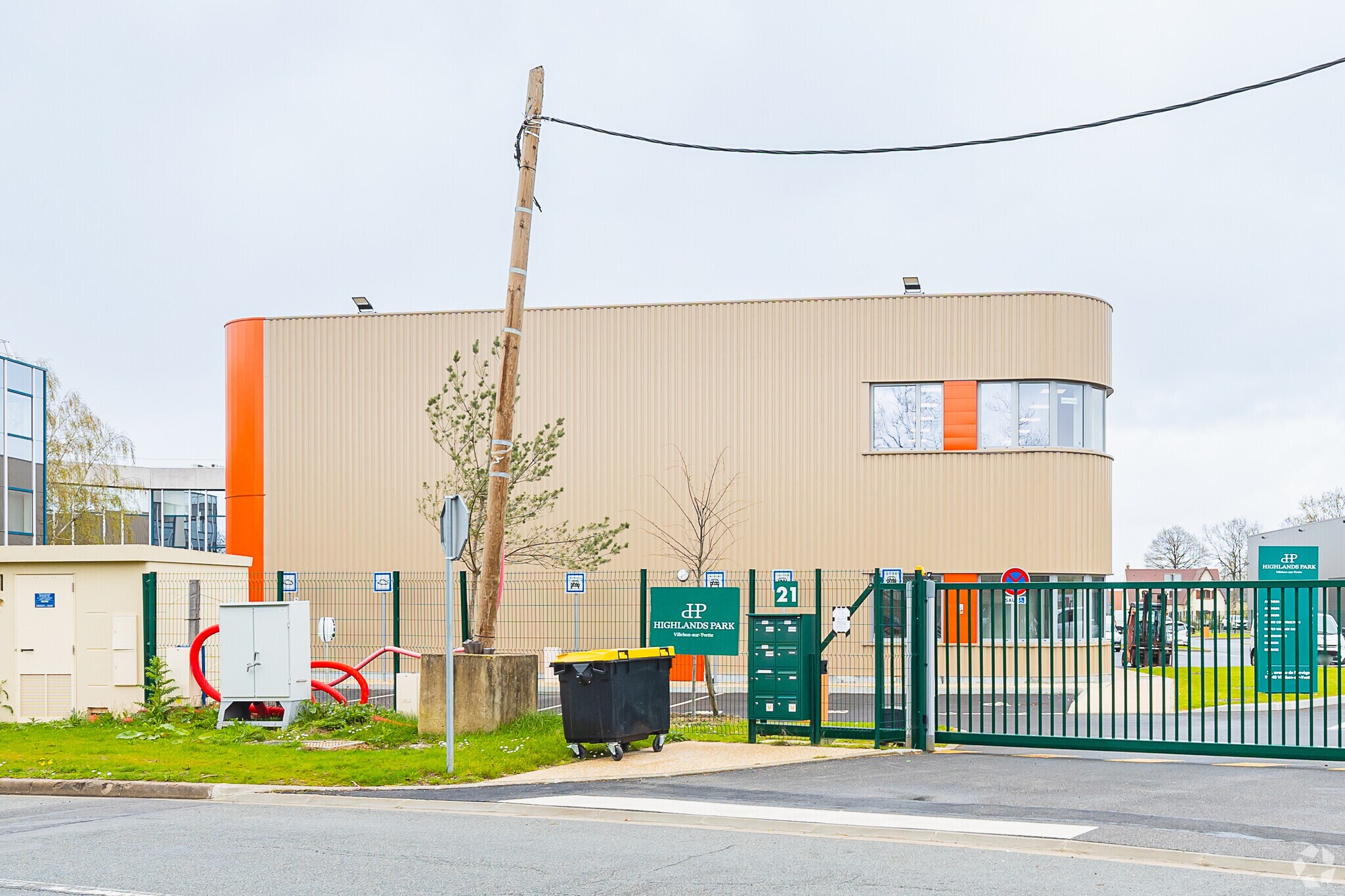 21 Avenue De Norvège, Villebon-sur-Yvette to rent Primary Photo- Image 1 of 13