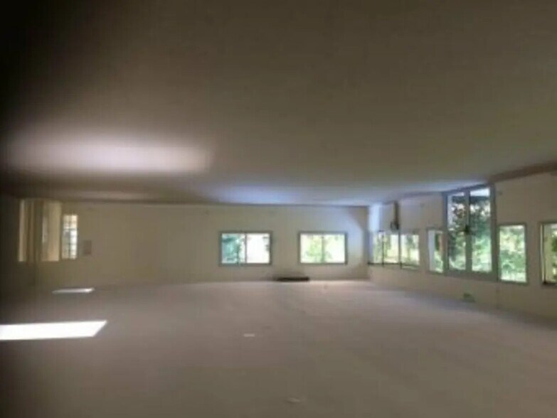 Office in SAINT-JEAN-D'ILLAC to rent - Building Photo - Image 2 of 9