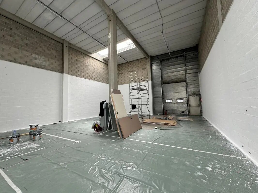 Light Industrial in Émerainville to rent Interior Photo- Image 1 of 16