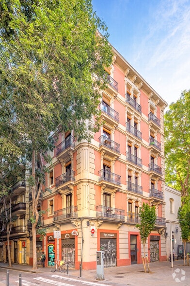 Retail in Barcelona, Barcelona to rent - Primary Photo - Image 1 of 1