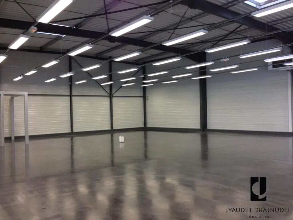 Location Commerce 280 m² - Photo 1