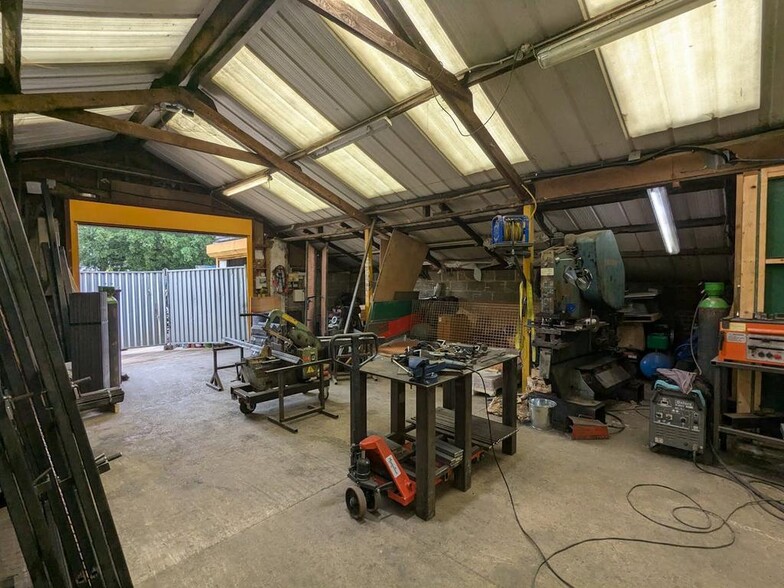 66 Brox Rd, Ottershaw to rent - Building Photo - Image 3 of 7