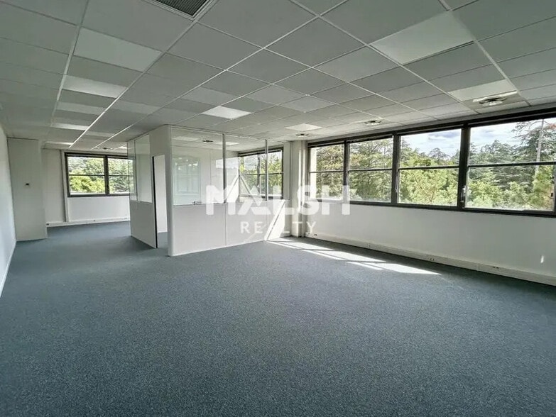 Office in Saint-Genis-Laval to rent - Building Photo - Image 3 of 12